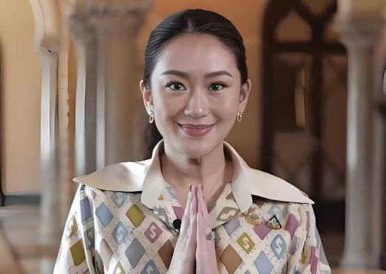 佩通坦确实不如阿努廷，同样的事情，阿努廷直接就开打了，柬埔寨给吓完了，不断找人调