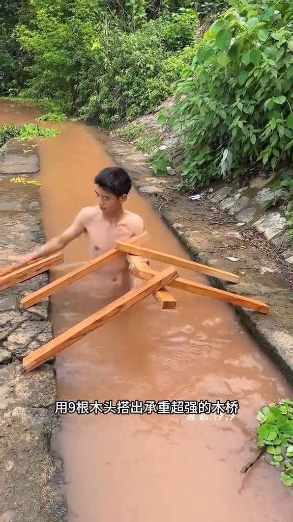 拱桥搭建原理。
汐汐。
这就是古人流传下来的搭桥方法，用9根木头搭出承重超强的木