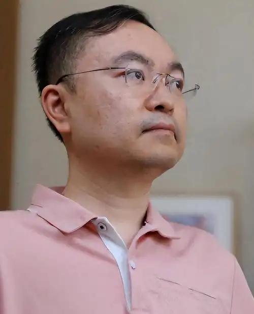 北医三院住院楼七层，多数患者患运动神经病，即渐冻症，坐着轮椅连喝水的能力都没有。