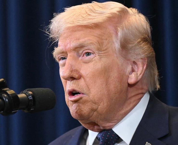 特朗普今天（3月10日）发文说：“如果伊朗敢做出任何阻碍霍尔木兹海峡石油流通的事