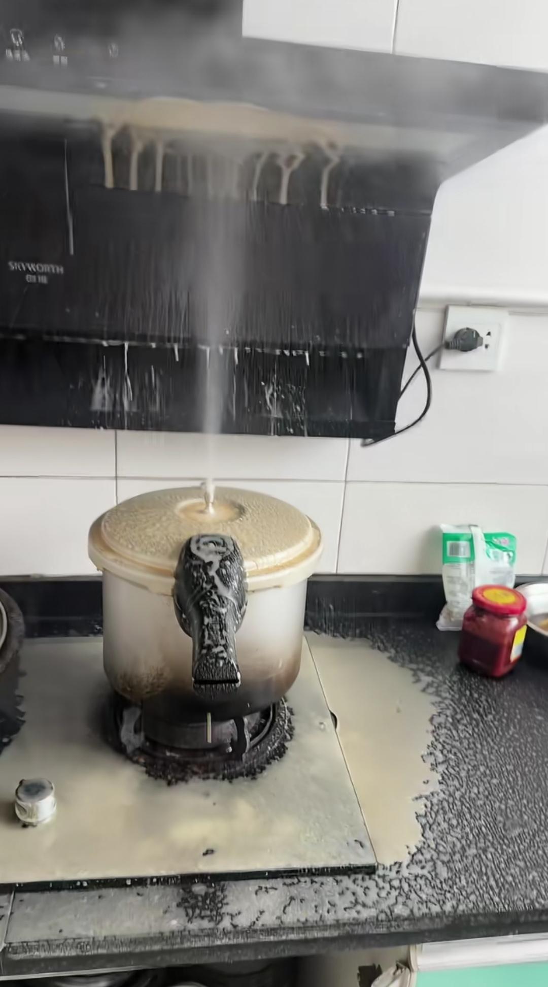 用高压锅煲个汤，点开煤气烧了这么久，中间怎么一直在冒气，这是咋回事？