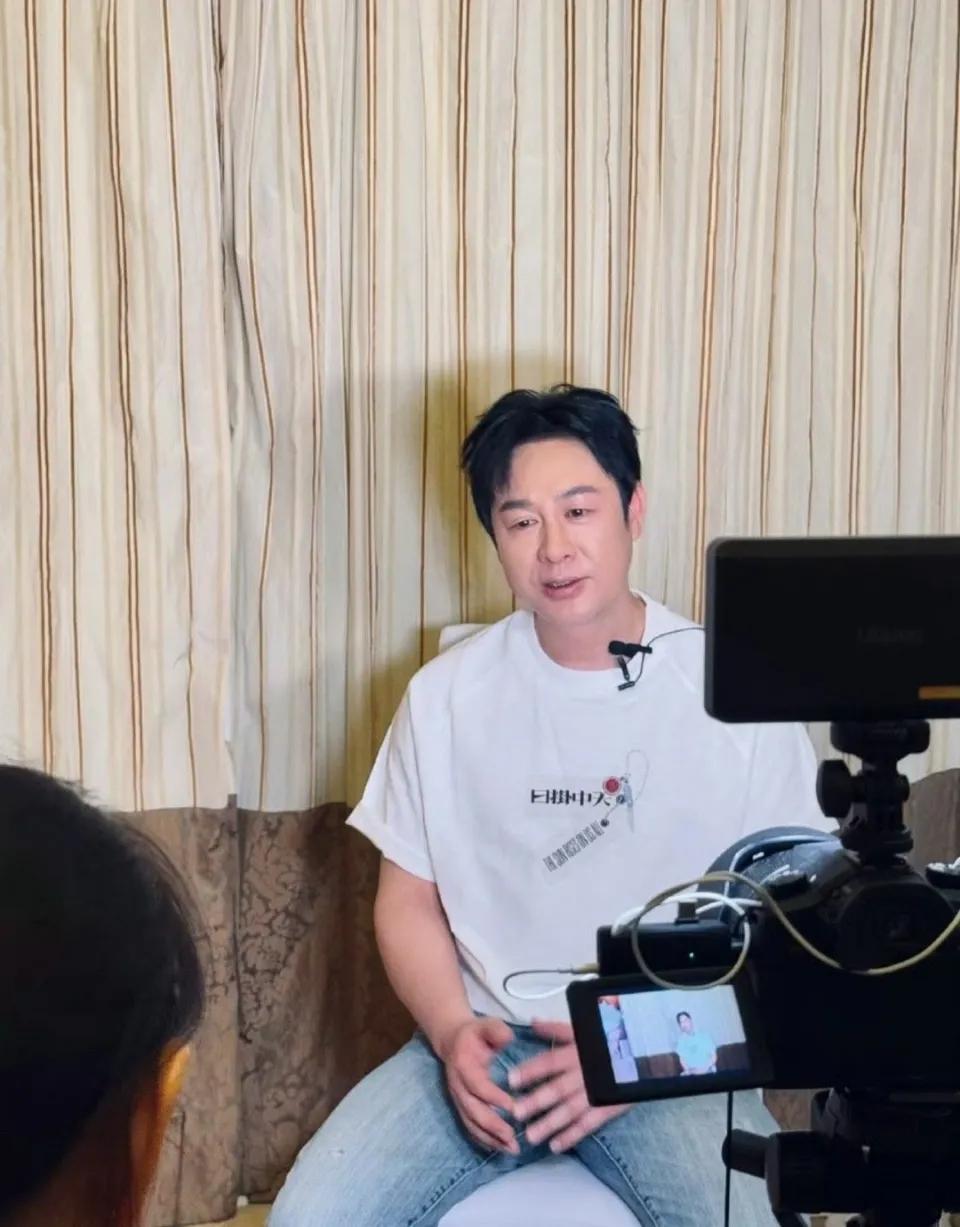 凌晨救助车祸男子，张颂文获赠锦旗。

“我觉得不管谁倒在你面前，该帮就帮，该扶就