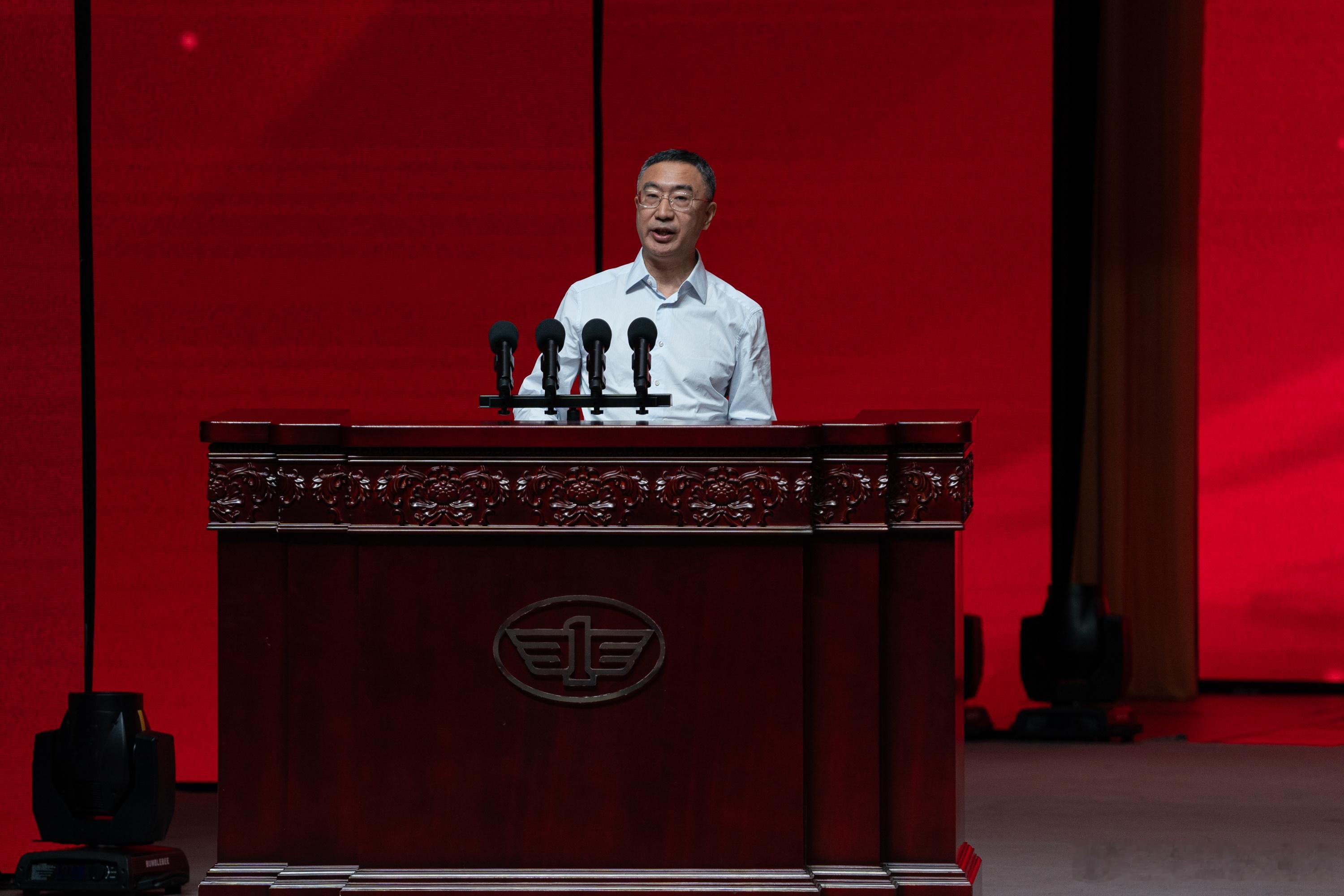 这是一张体现当前中国汽车格局的照片。7月13日，“新中国第一辆汽车下线70周年纪