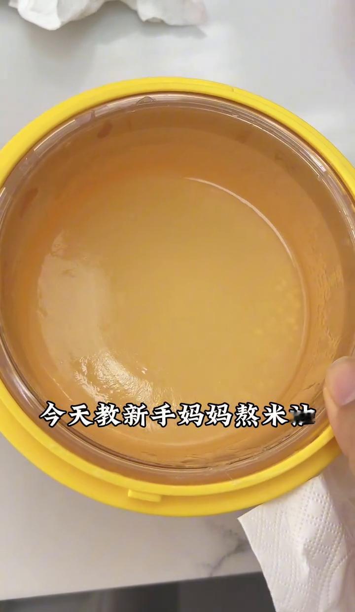 六月龄宝宝开辅食，别光熬米油。
母乳还是主食，米油顶多是个配角。
玉米糁煮出的那