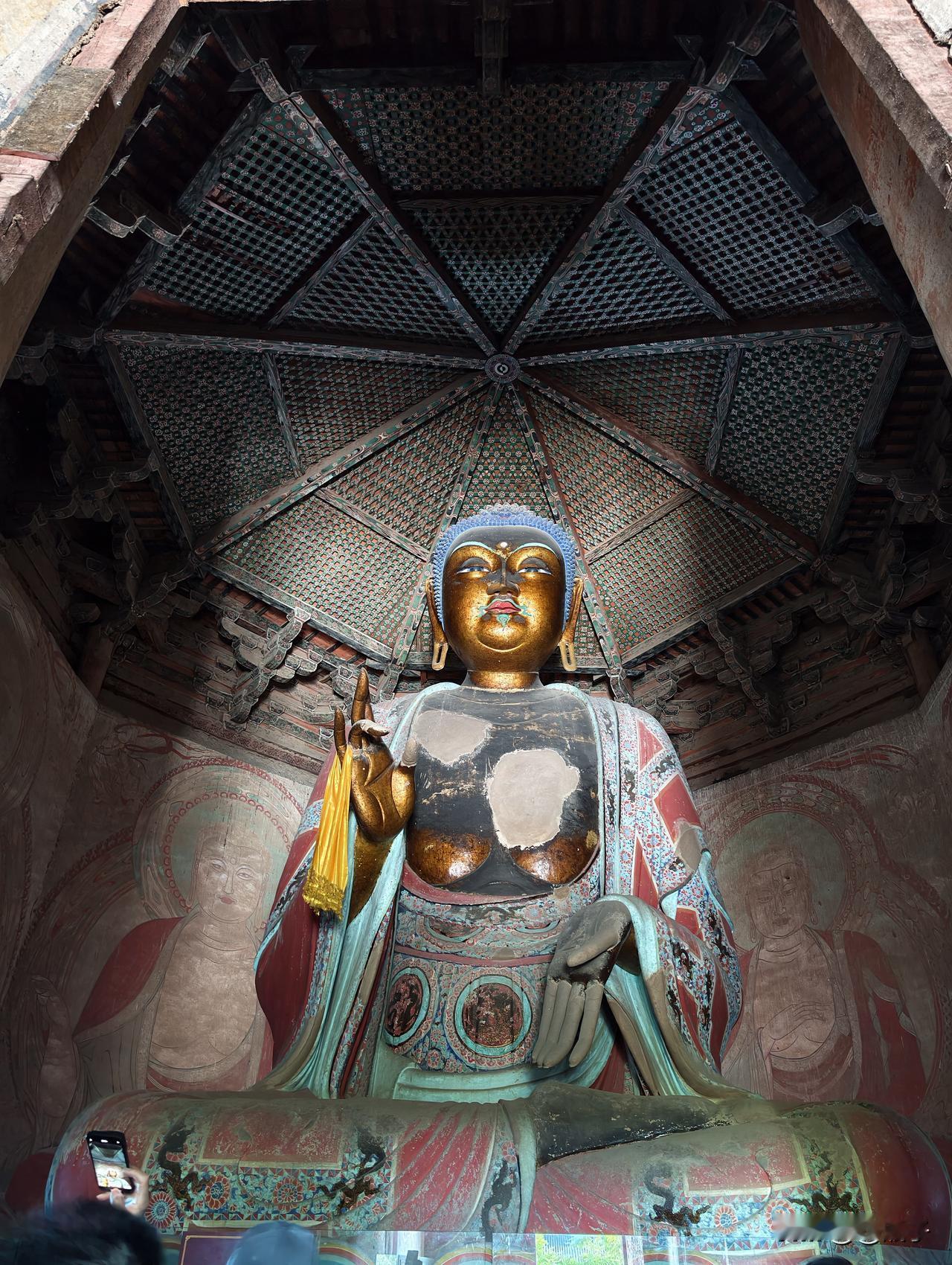 山西应县木塔，大佛坐在庙里，周围壁画很精美。