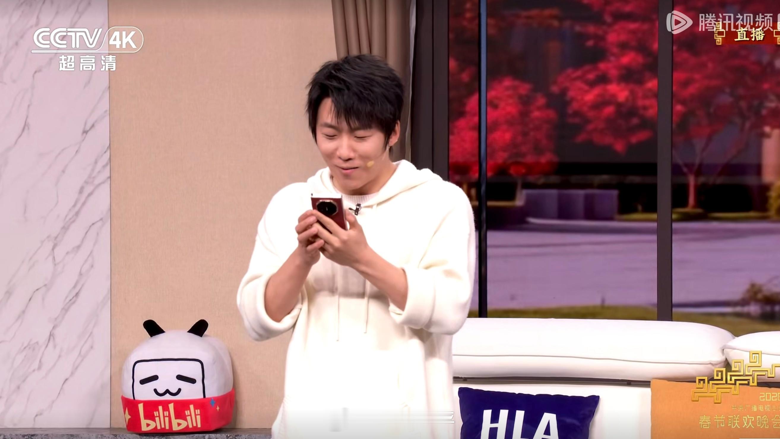 春晚 蔡明好久不见另外机圈职业病，一眼看到天放手上拿着华为三折叠、蔡明手上是华为