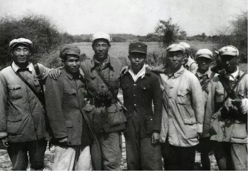 海南解放时，四野官兵登岛后，望见前来接应的琼崖纵队战士们，官兵顿泪如雨下：2万多