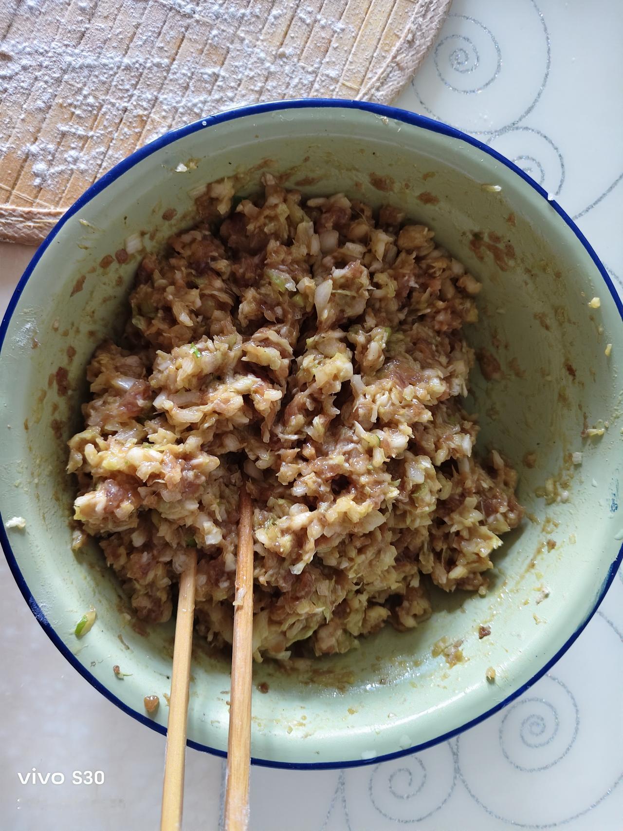 冬至不端饺子碗，冻掉耳朵没人管，赶这个节气，也包了饺子，白菜猪肉馅，放了虾仁，挺