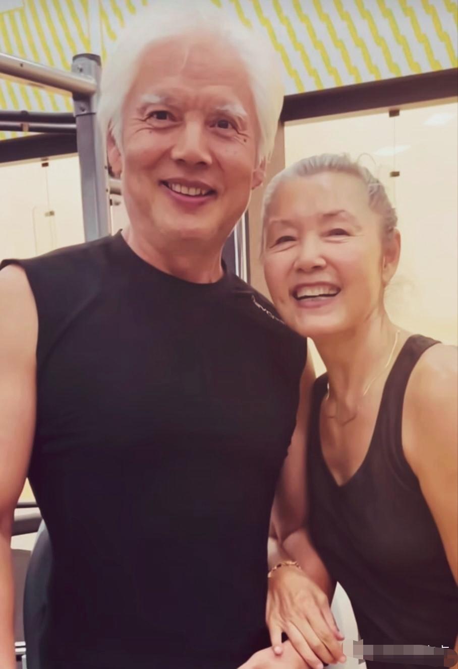 汪宝生姜黎黎夫妻健身房留影。俩人牵手依偎在一起，笑容愉悦精神状态不错！