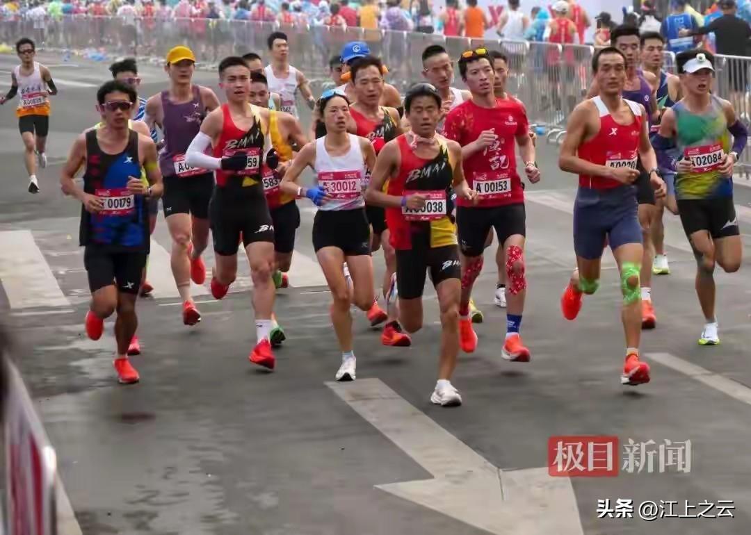 以前她做护士时，在百忙之中，还要抽空跑马拉松，已非寻常之人。
如今辞职，专业跑马