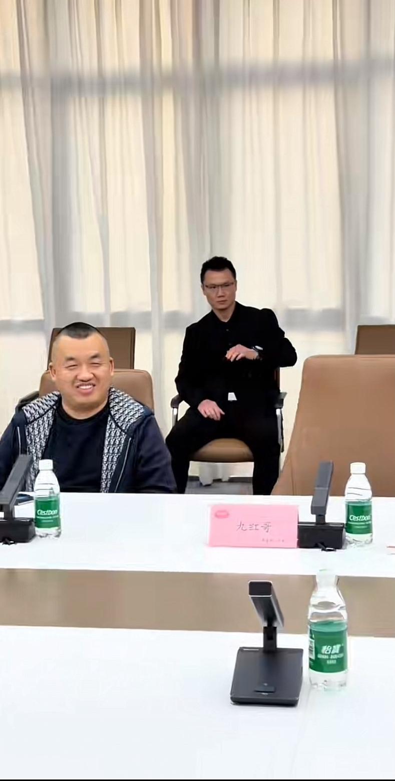 北京坤哥，到底害怕啥？
为啥去哪都保镖不离身？就连进大企业极味邦的会议室都要带着