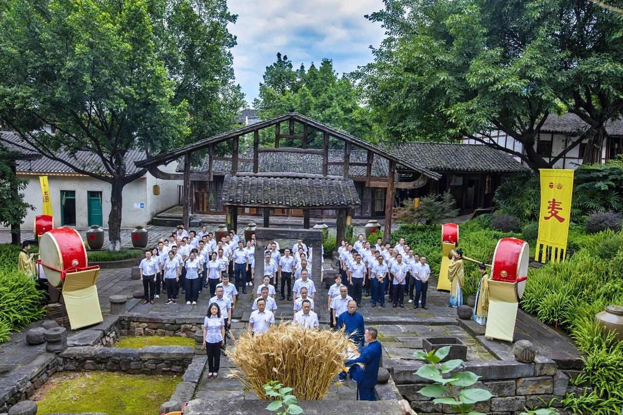 6月19日，茅台2026丙午年端午敬麦仪式在“茅酒之源”酿酒工业遗址广场举行。茅