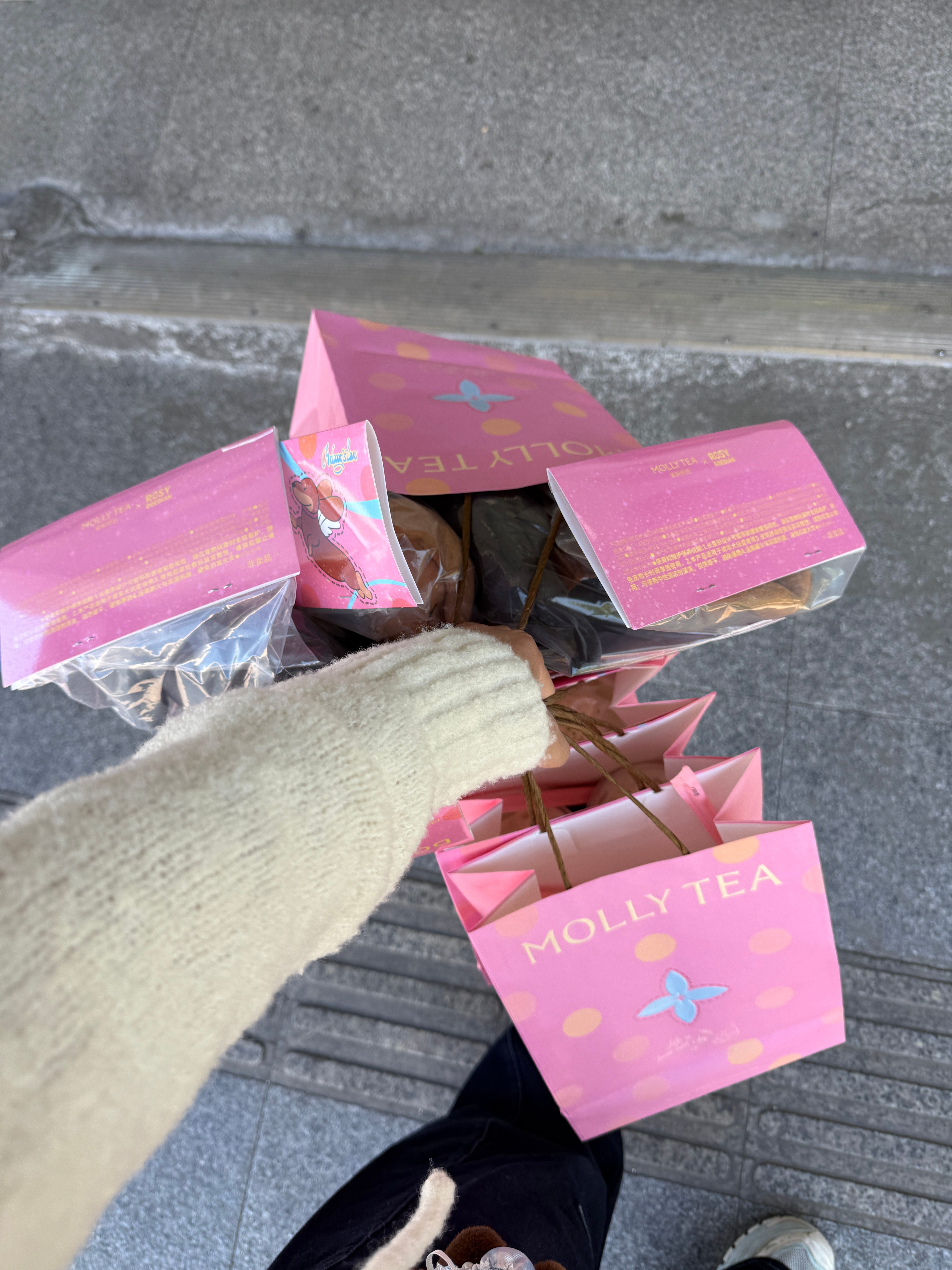 我刚刚提着这一堆东西走，商场其他店有两个店员在门口站着，看到我提这么一堆，俩人开