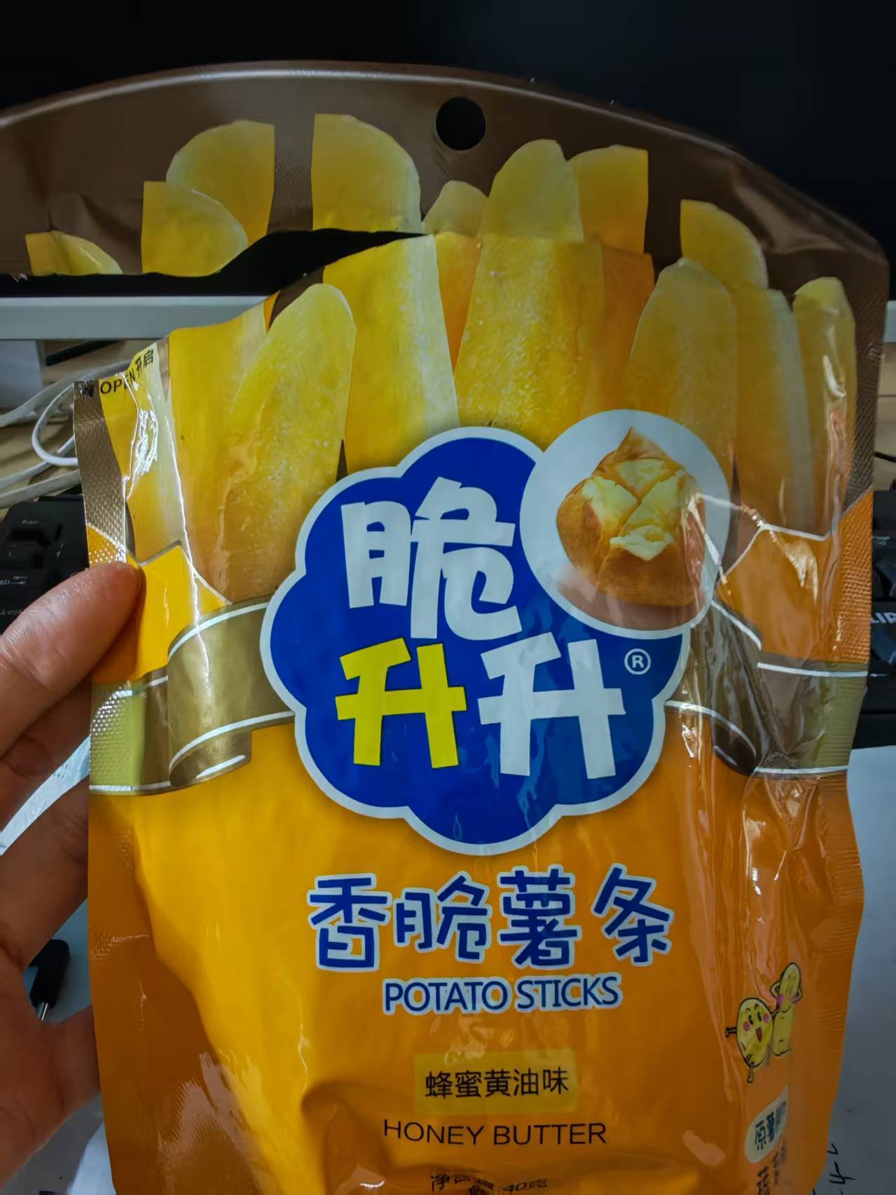 好想来测评脆升升香脆薯条，酥酥脆脆的，有炸薯条的香气，表面的蜂蜜黄油调料粉很不错