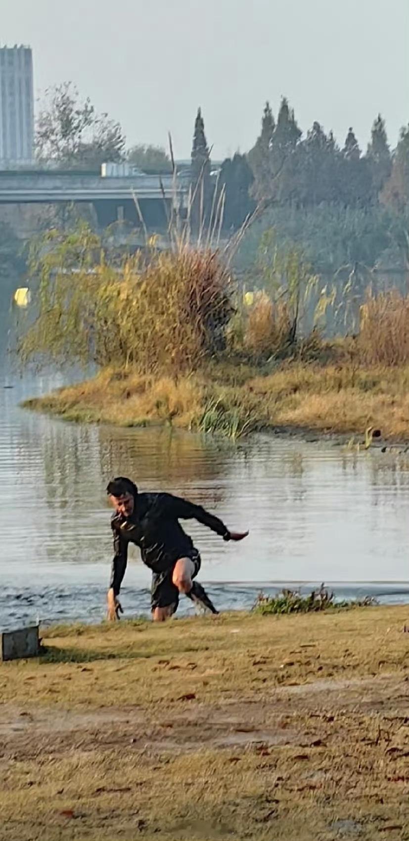 法国总统在成都晨跑离我还挺近的安保在一起玩泥巴吗 