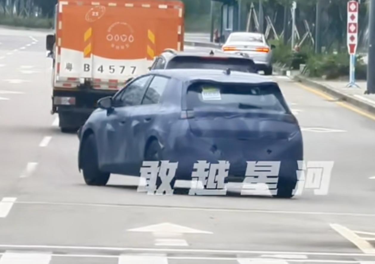 疑似全新比亚迪海豚DM-i测试车曝光，车头更长，更接近传统两厢车风格，有望搭载第