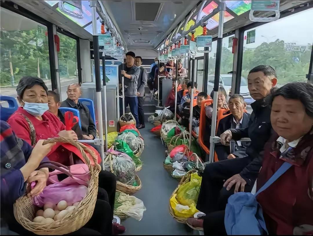 在邯郸坐公交，上车前，先过三道关。

实名认证、绑定银行卡、往账户里充钱，下限十