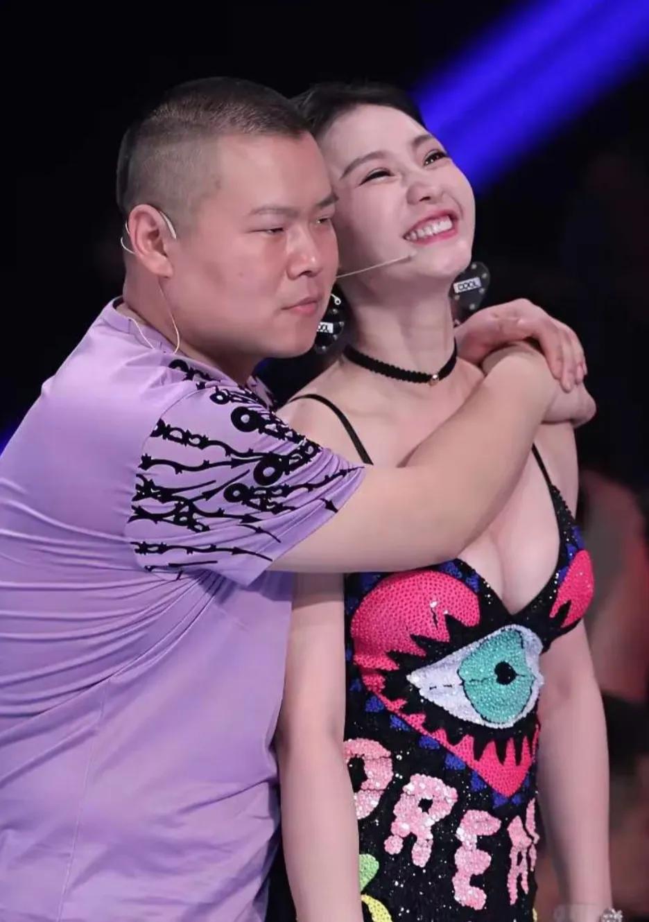 岳云鹏，柳岩合影。小岳岳一脸严肃超可爱。柳岩好漂亮堪称完美！美女帅哥的甜蜜互动。