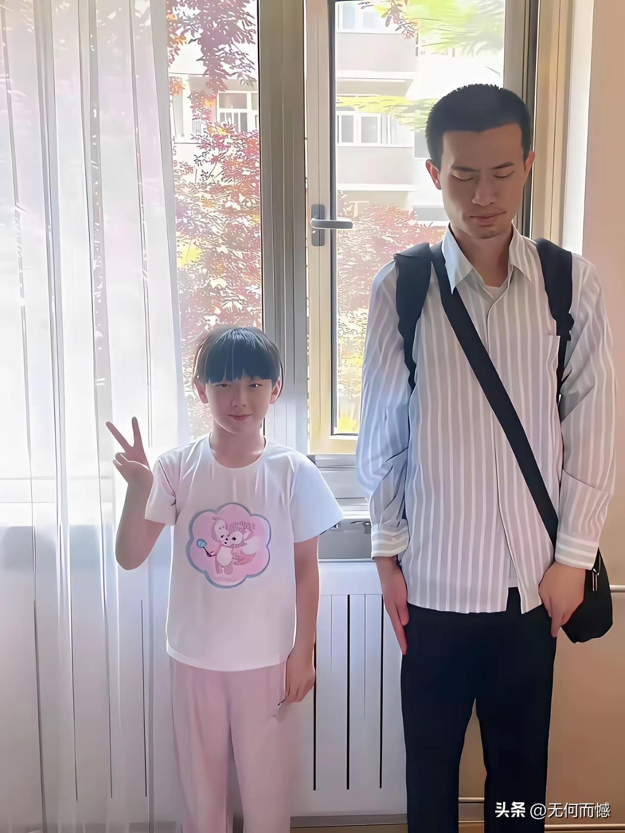 韦东奕和姐姐家的孩子照相，眼睛也不看着镜头，手臂垂直，面无表情，好像正在思考着什