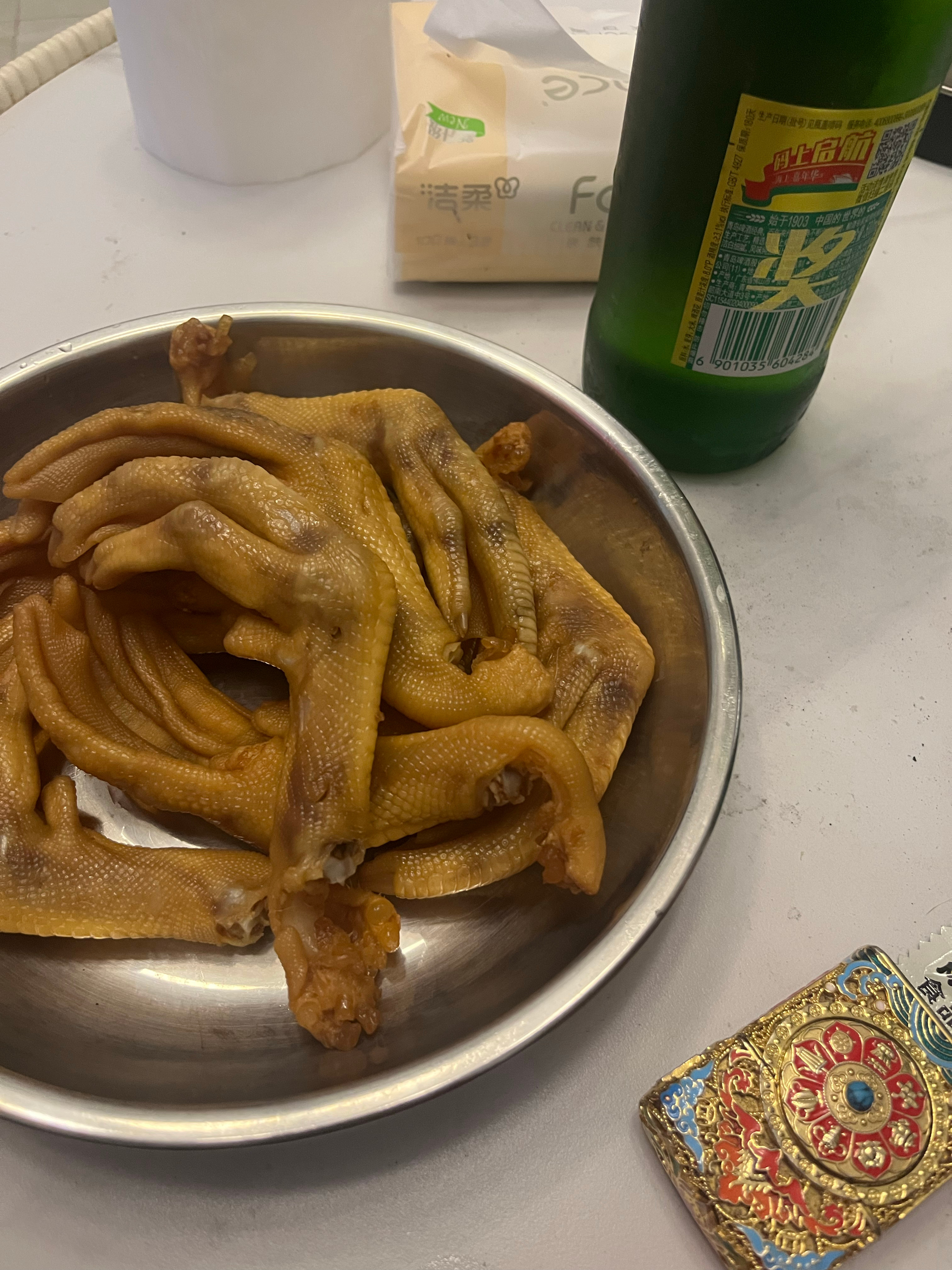 忙碌了一天，今天的票涨了一点，喝两瓶啤酒庆祝一下