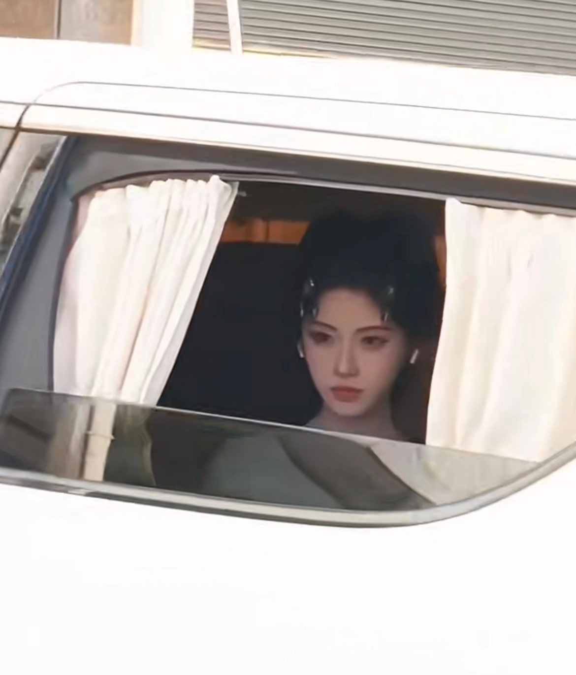 鞠婧祎完全不给代拍好脸色我看很多粉丝都是要么举着手机要么扛着相机，想知道到底是怎