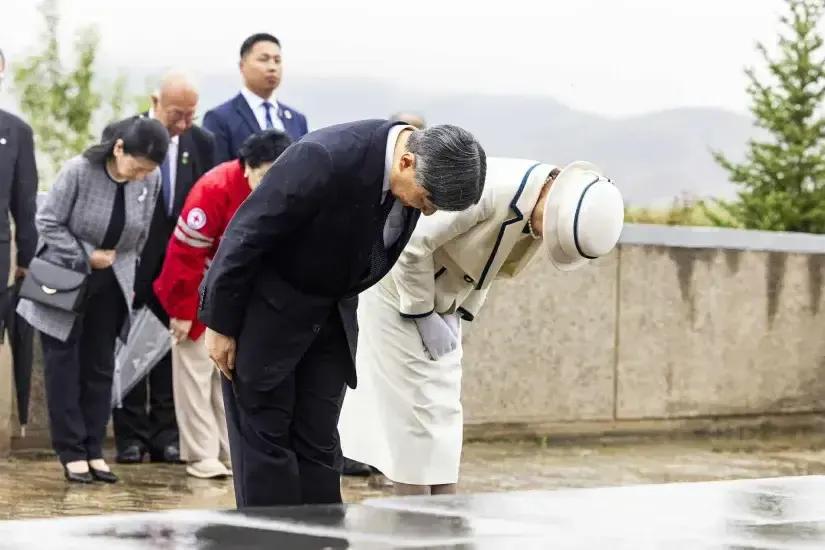 日本天皇德仁访问蒙古国，并且今天亲自去祭拜了死在蒙古国的关东军，敬献了花圈，不得