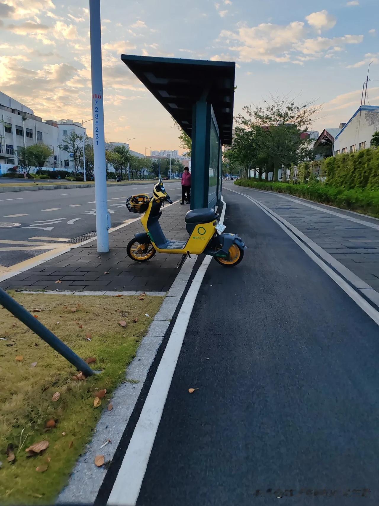 深圳大都市，
看这个公交站台，
只有一个大妈，
一个共享电动自行车，
今天腊月二