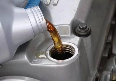 5000公里换机油是忽悠？2026新规落地：你的钱就是这样被坑的！
你打开手机，