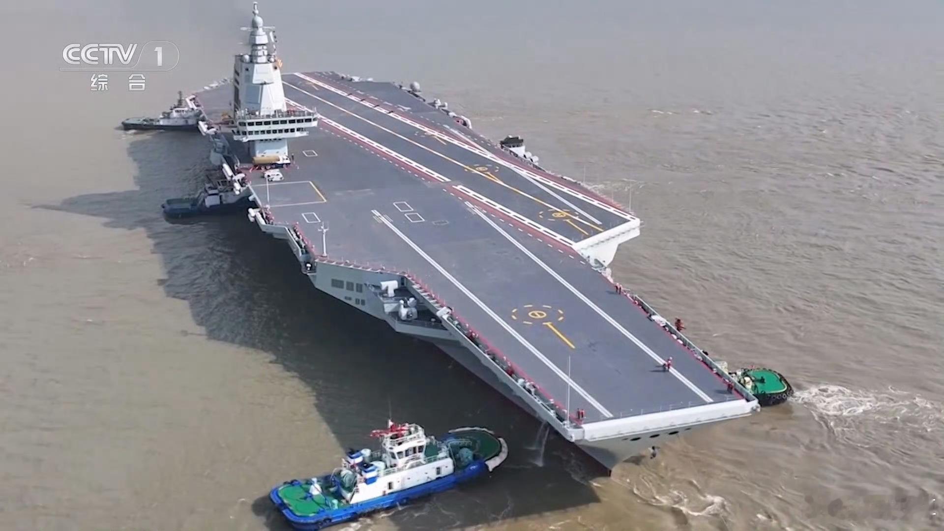 今天上午8时许，我国第三艘航空母舰福建舰从上海江南造船厂码头解缆启航，赴相关海域