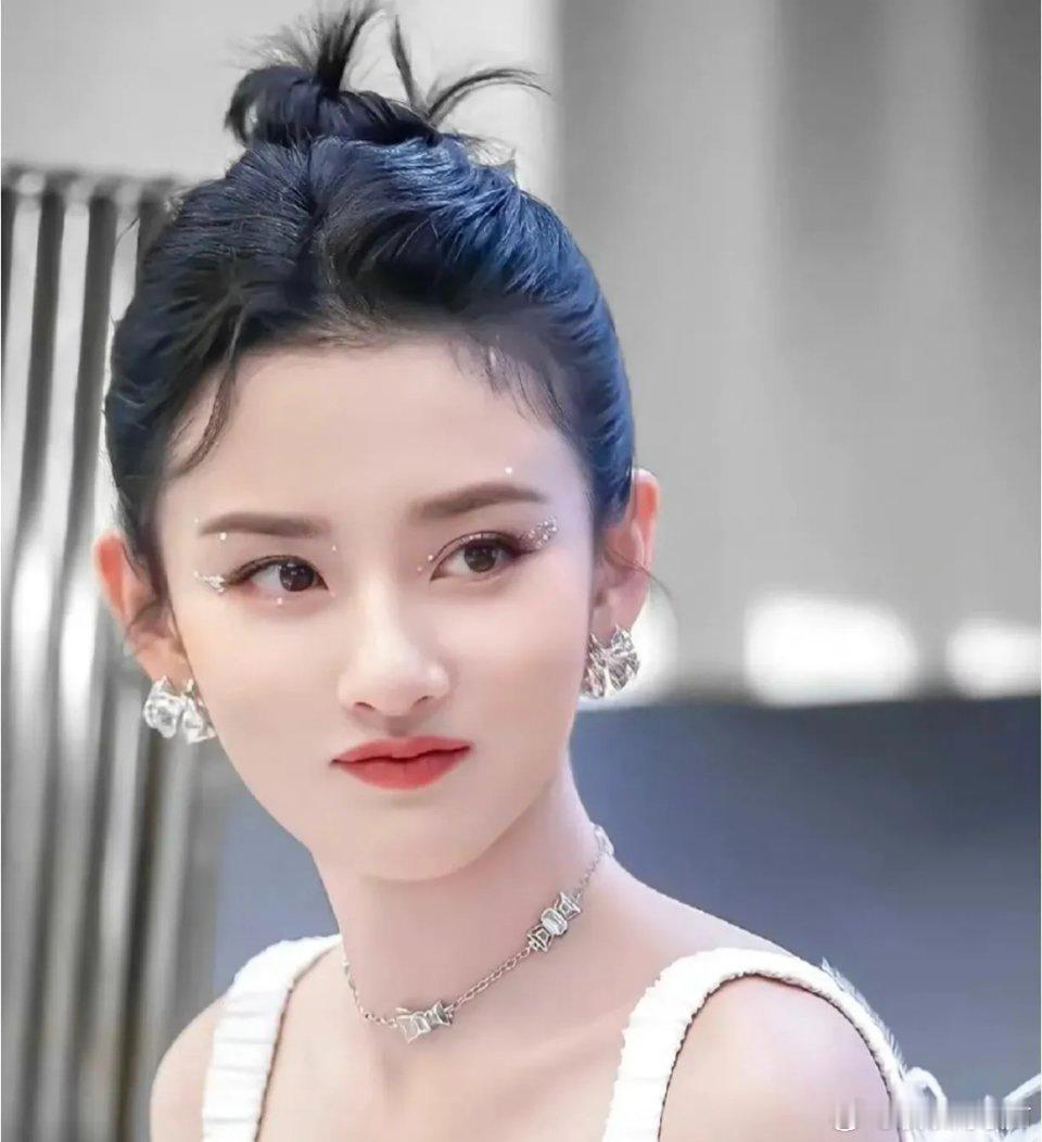 宋祖儿现身活动现场，活力感溢出屏幕！一身元气穿搭，笑容灿烂，俏皮又灵动，这状态太
