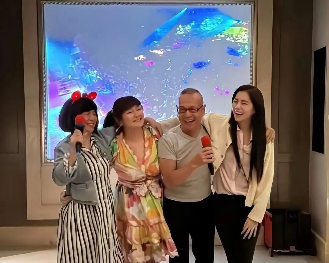 任家萱的生日会，一家齐聚，其乐融融。任家萱自从生了儿子后，生活的重心都在儿子身上