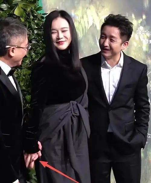 邹市明冉莹颖呈现出中年返贫的典型状态，失去了竞技赚钱能力，本金又出现亏损，邹市明