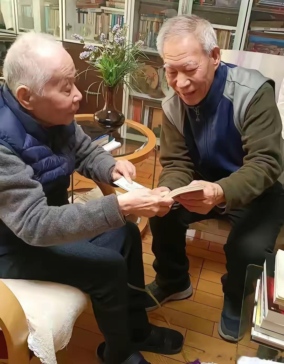 一个自称中医博士，一个反中医，俩个老头居然Niao到一个壶里了，并且还口口声声忘