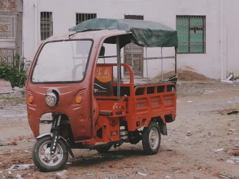 近日在黑龙江大庆红岗区萨大路先锋村附近，发生了一起超离奇的交通事故。一位大爷把电