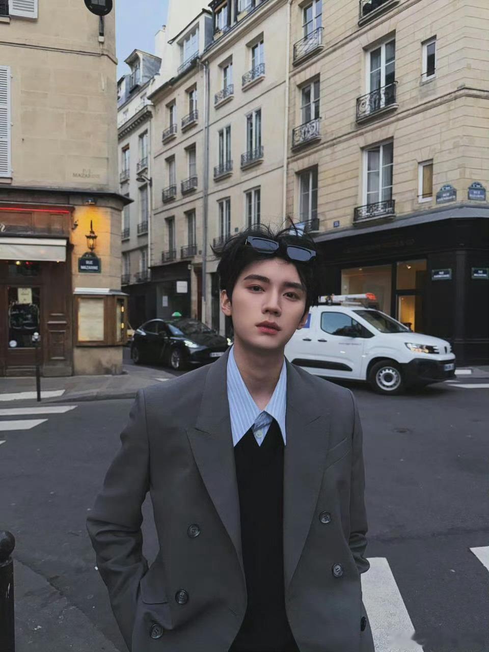 周翊然 大背头现偶男主 这才是现偶男主的天花板！周翊然一个大背头重新定义时尚标准