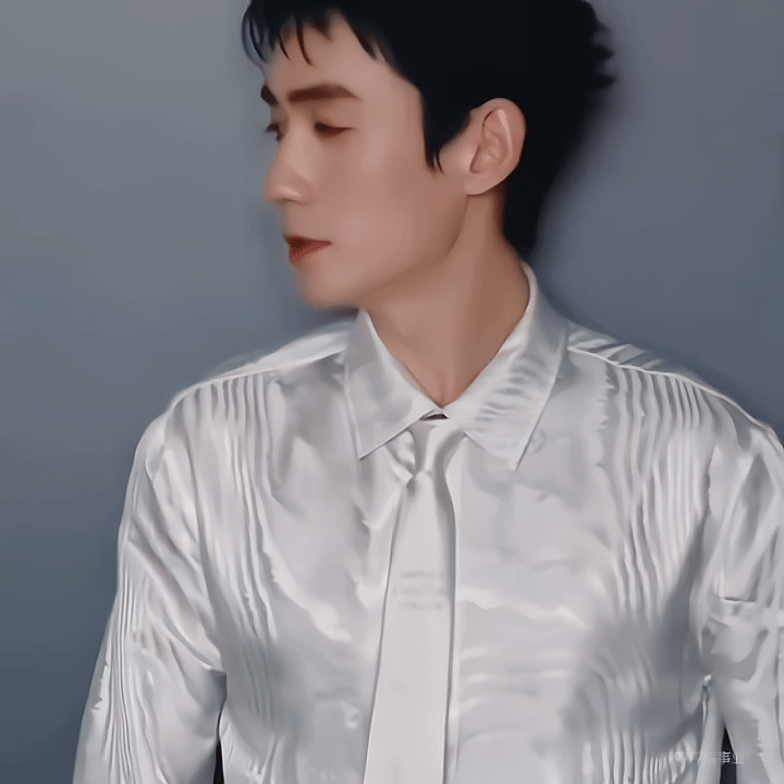 天啊怎么这么迷人🥹朱一龙好帅朱一龙白领带黑西装造型 ​​​