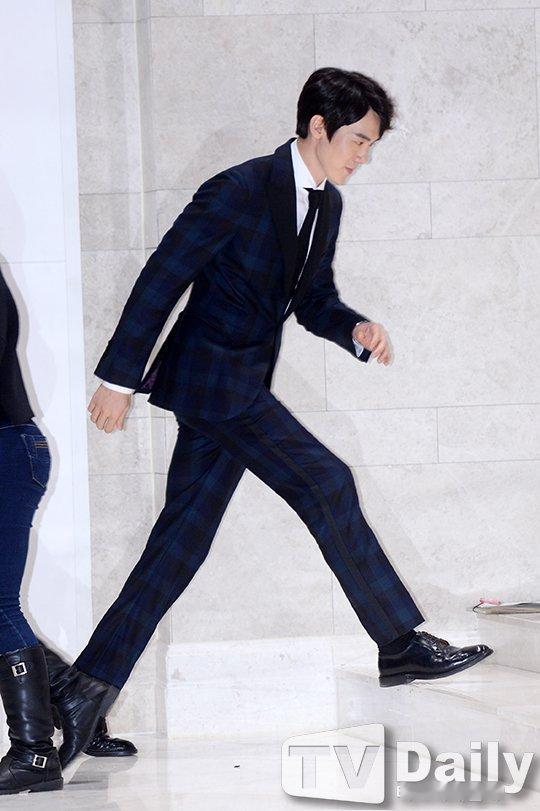 柳演锡 Cr：of_flower77 教授您的身材比例也太好了吧……步伐超大，所