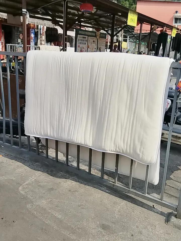 老公这个人很不喜欢花钱，不论是干啥。
他铺的被子是我几年前买的便宜被子，我想换掉