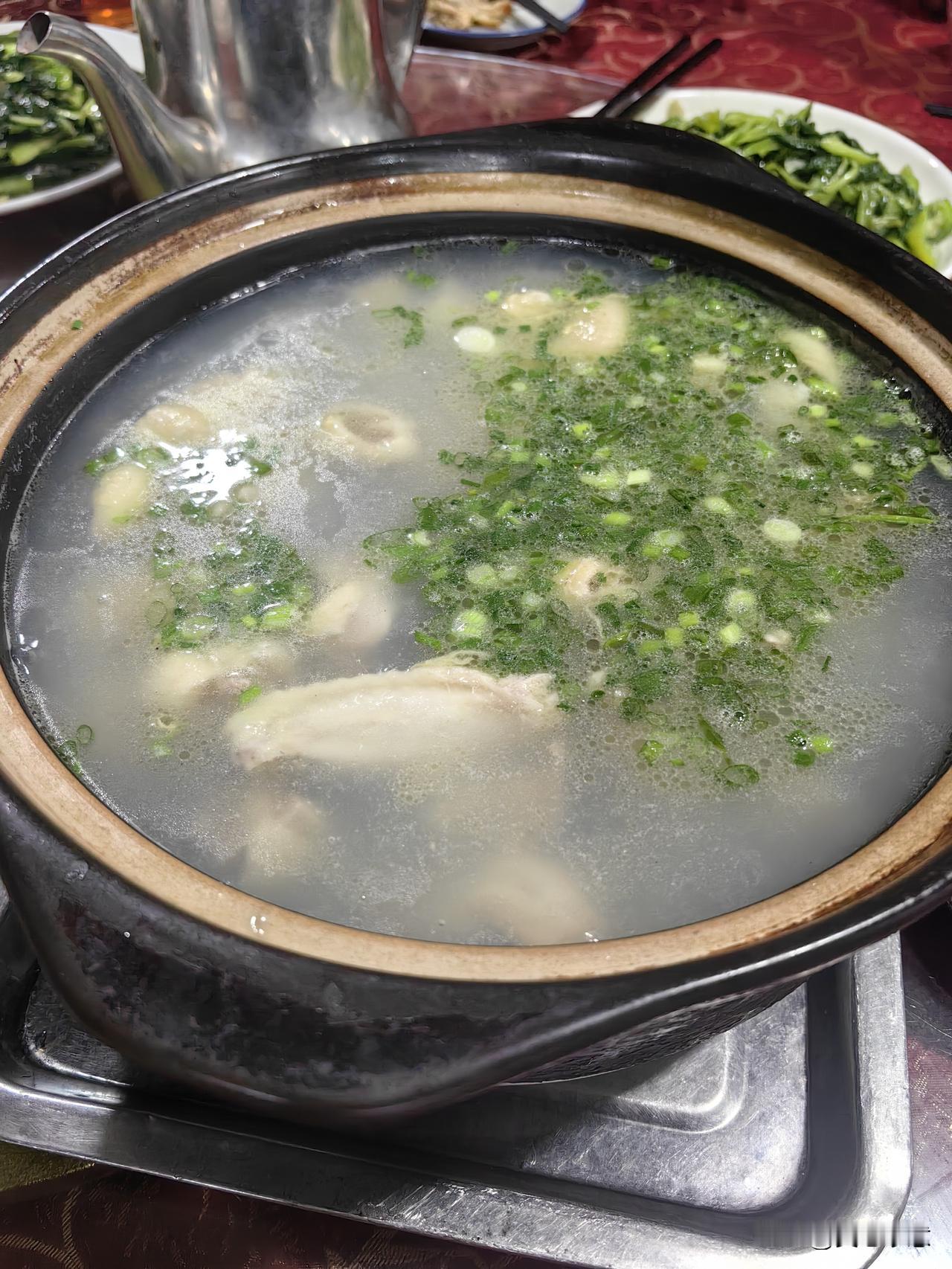 泥焗鸡，我们乡下也叫窑鸡，也即是传说中的乞儿鸡。主打鸡味浓郁喷香，食过番寻味！为