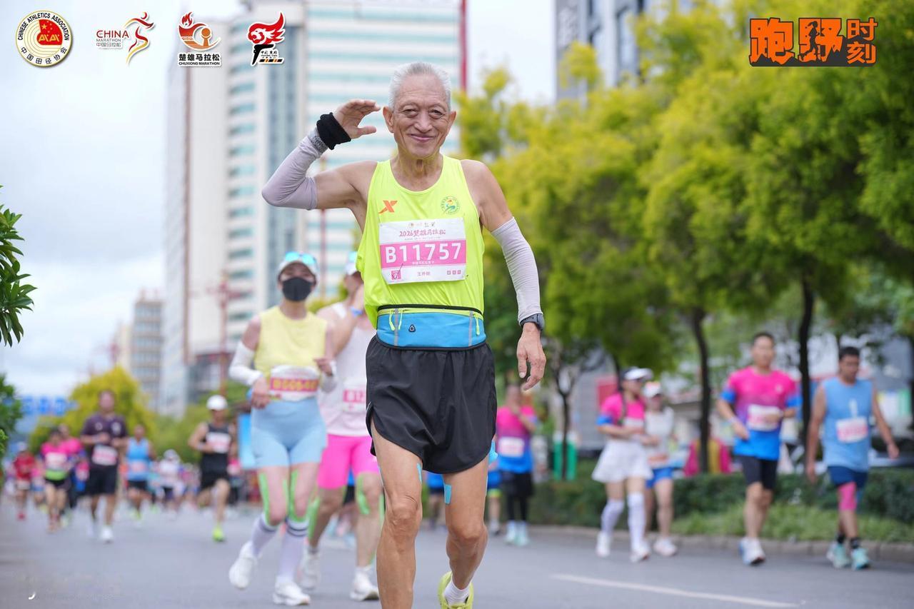 马拉松比赛已经形成了完整的产业链。参赛选手除了吃、住、行、报名费。还有部分选手带