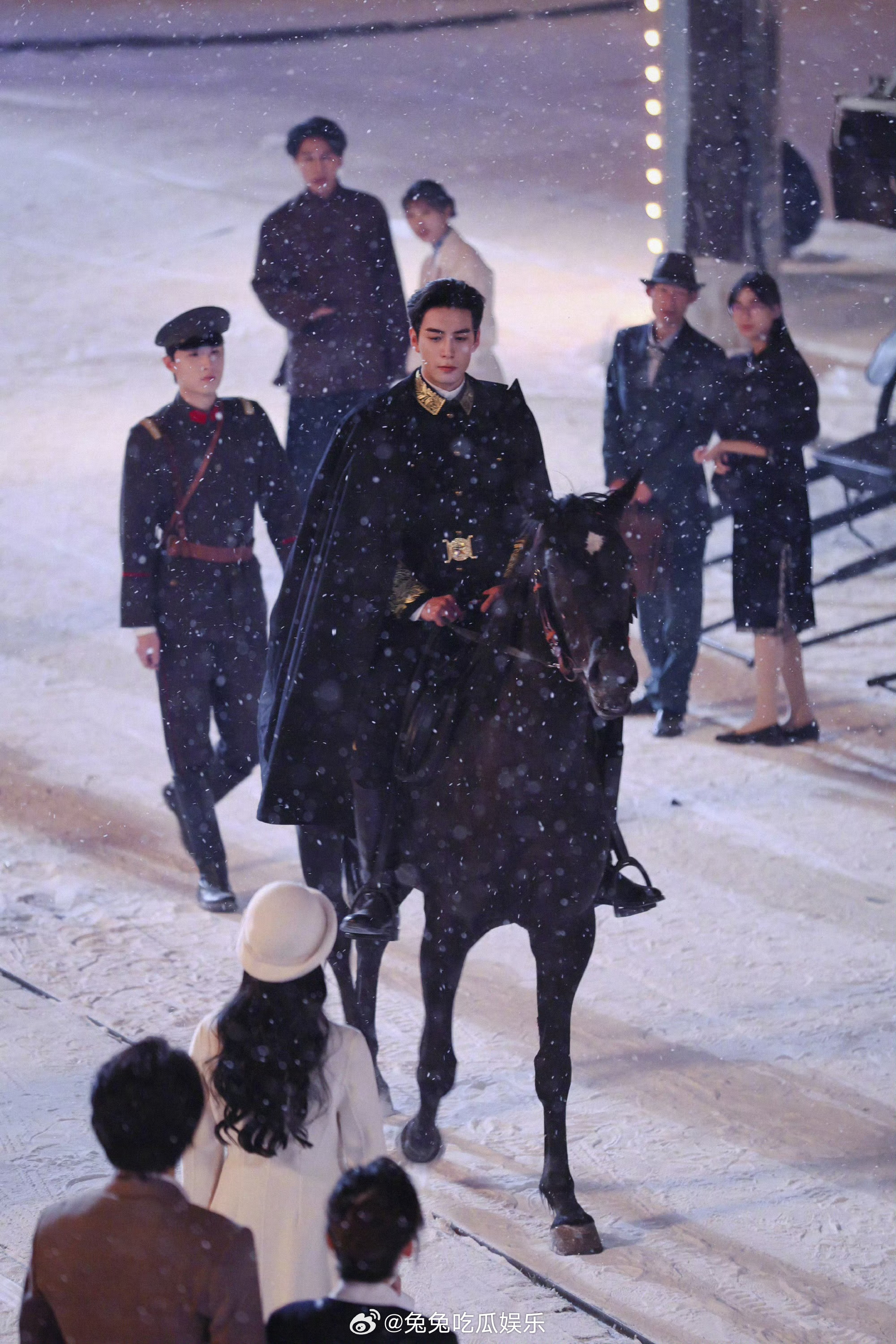 陈星旭骑马我穿婚纱陈星旭在《轧戏》里一身军装骑马，帅疯了 