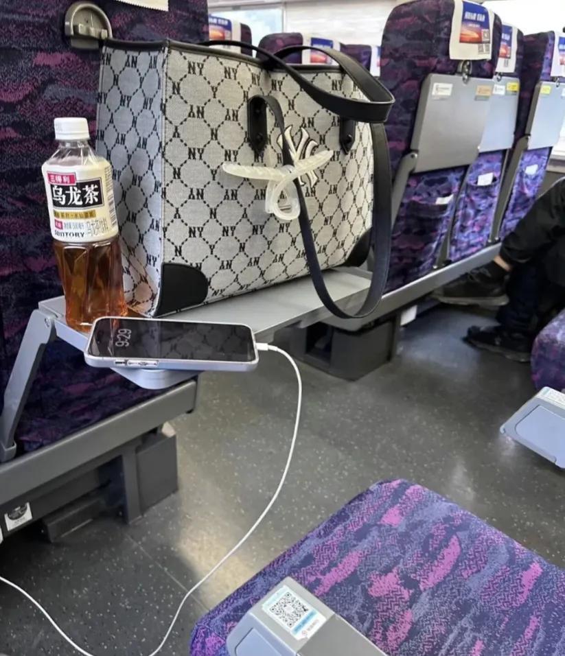 你们是真的不怕手机被偷啊。。。
应该说啥?单纯的大学生?反正我出门在外手机肯定
