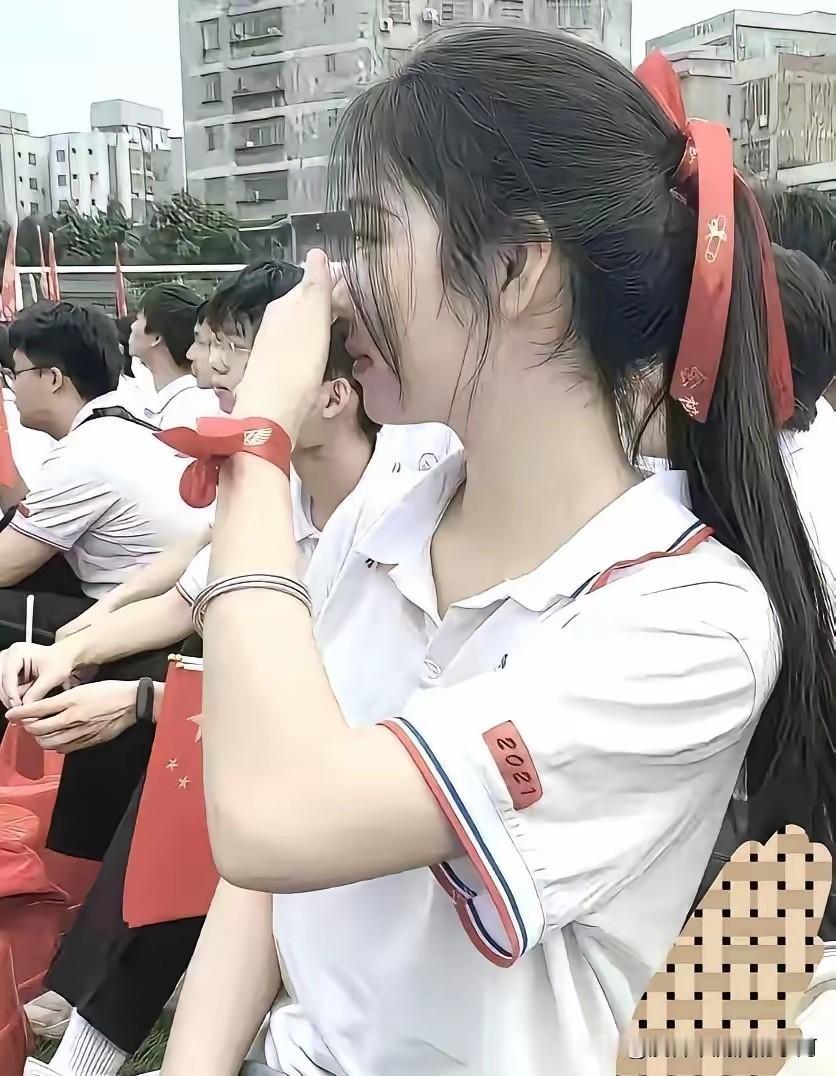 初三女孩长得太漂亮，为啥大多成绩容易下滑？现实太扎心
 
家里有个十五岁的漂亮姑