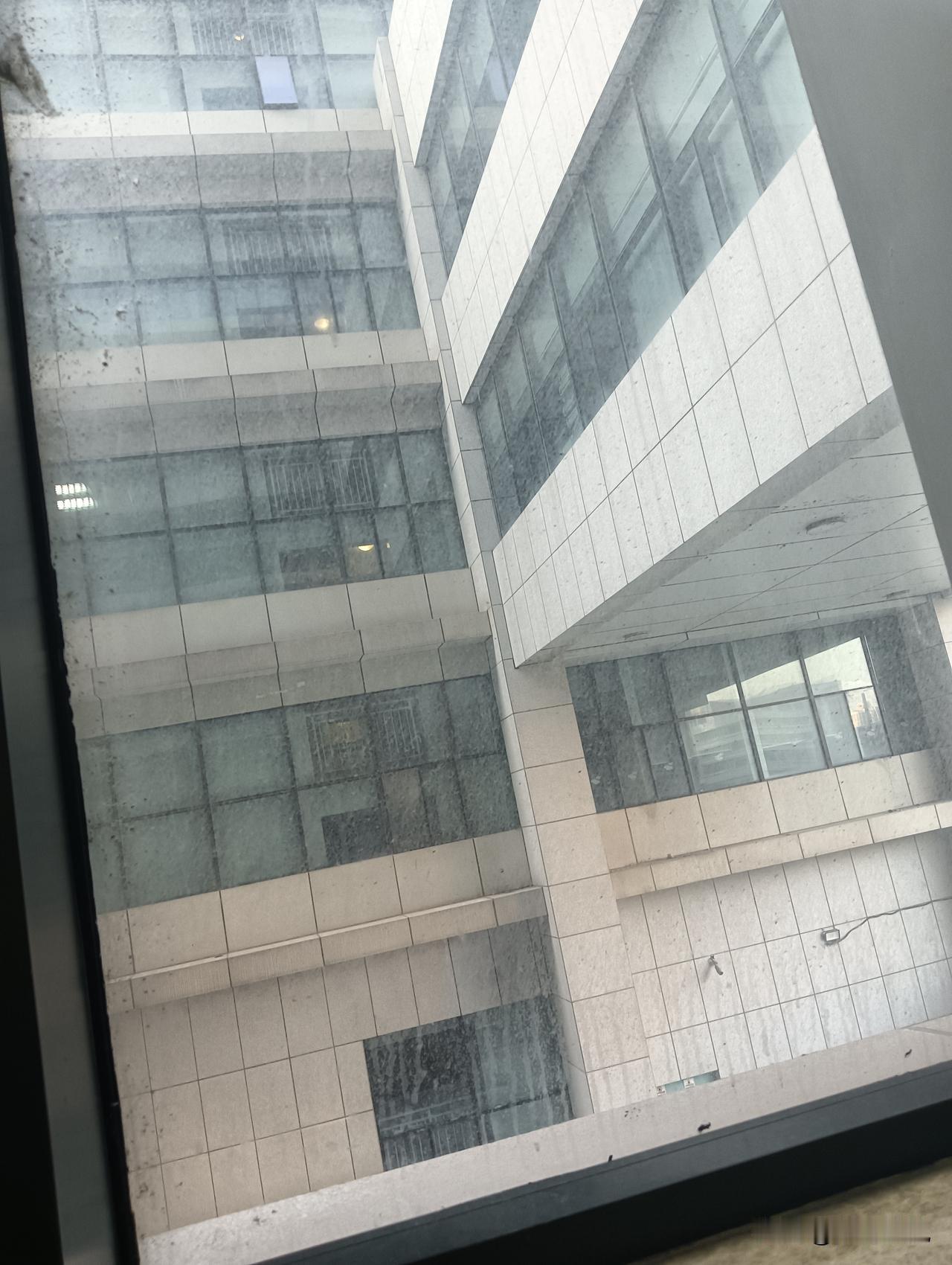 雨天的城市，朦胧的玻璃窗，静谧的午后时光。雨天街道景象