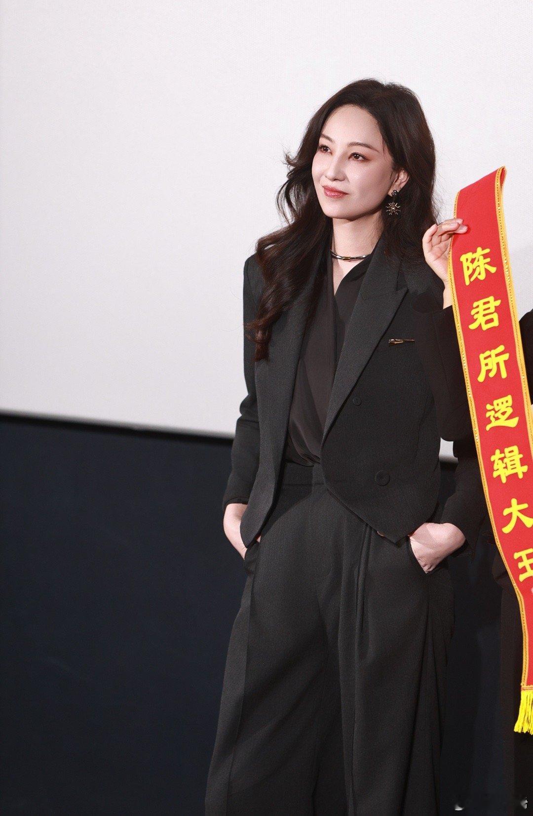 辛芷蕾你这么亲郑希怡咋招架 这波主动太绝了！辛芷蕾演完对视戏就隔空亲郑希怡，大方