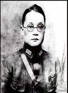 1949年深夜，国民党上将潘文华撞见自己最宠爱的七姨太正在屋里偷偷发电报。他没有