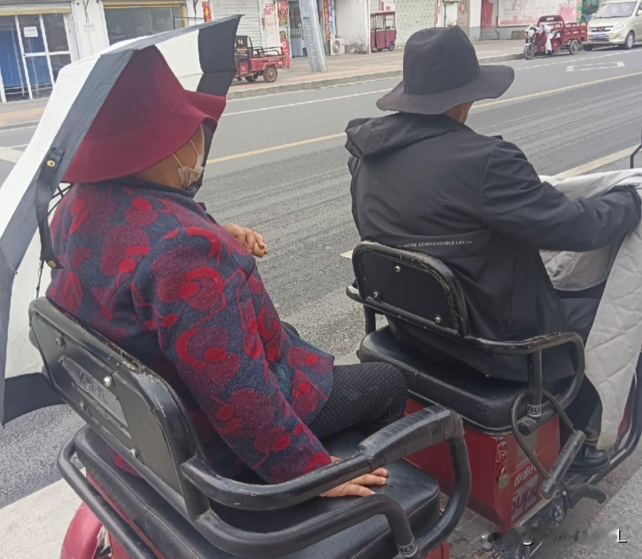 老公挑东西老婆结账，这状态实在太美满了。一对中年夫妇来店里选购货品，老公开口就说