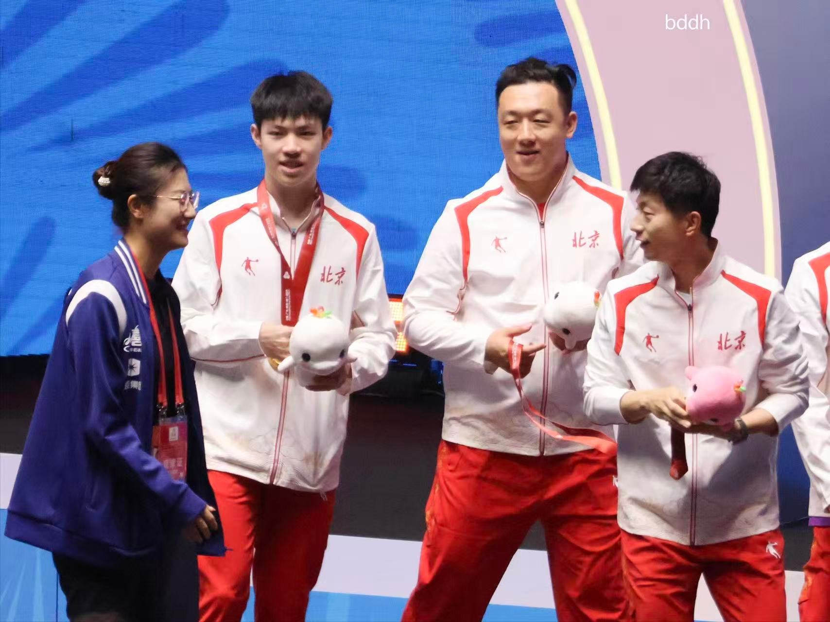 “培养竞技体育人才，展现新时代风貌”丁宁校长如是说。而马龙队长正在用奖牌书写新时