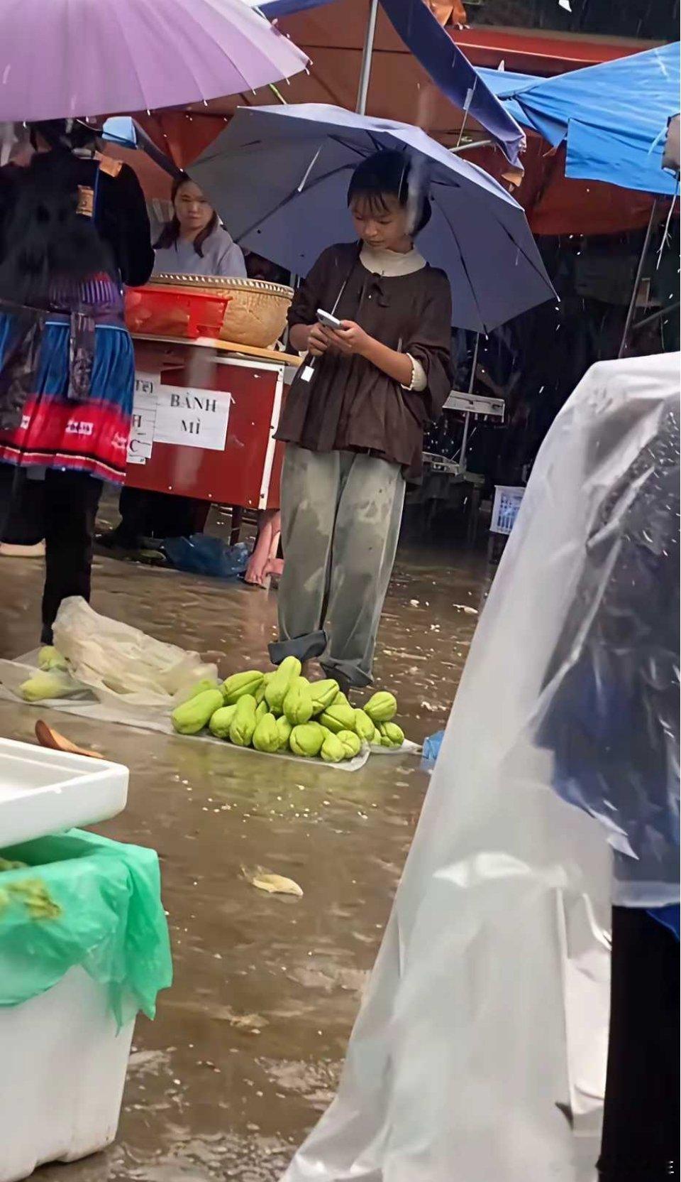 穷人家的孩子，令人心酸的早熟懂事。如果你在现实中也遇到，帮她（他）买一点吧！ 