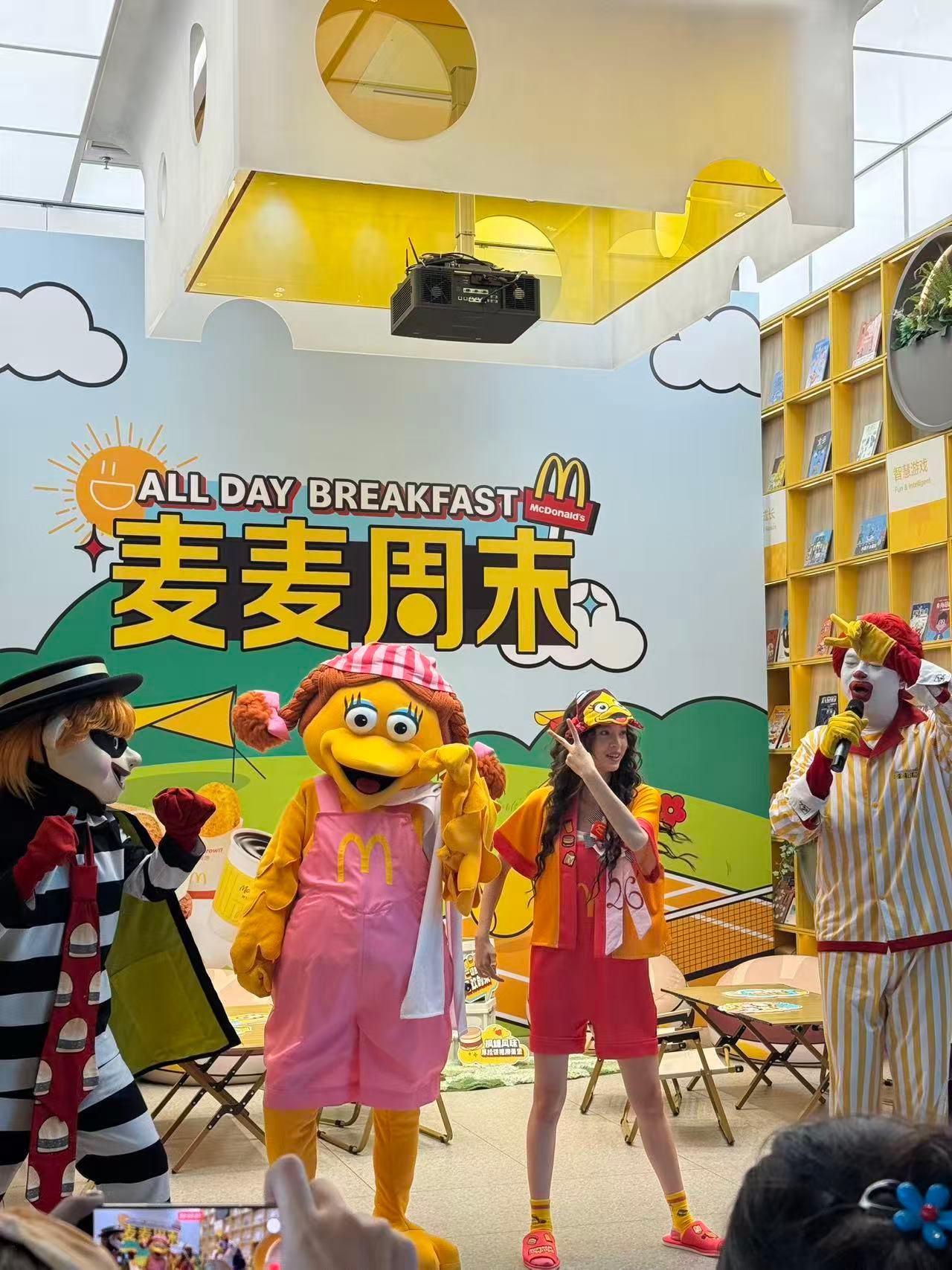吃麦满分祝你满分 麦当劳头顶长包了欧阳娜娜确实有点东西，她厉害的不是审美，而且非